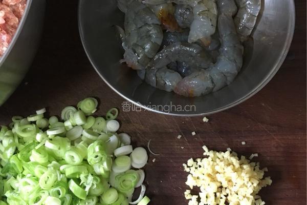 猪肉、青虾、玉米粒、香葱馅饺子的做法图解2