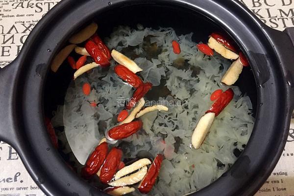 桃胶红枣银耳羹的做法图解6