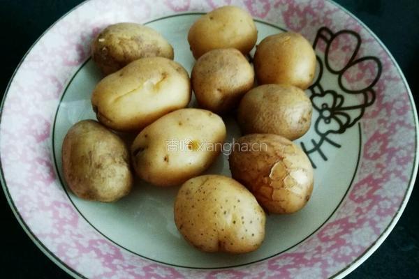 火焙小土豆的做法图解1