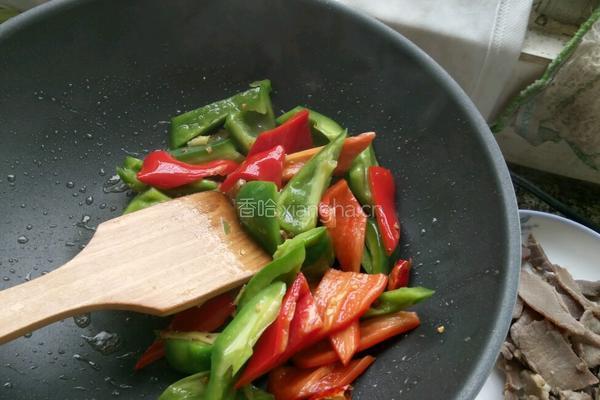 红绿椒炒腊肉的做法图解2