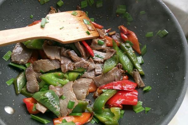 红绿椒炒腊肉的做法图解3