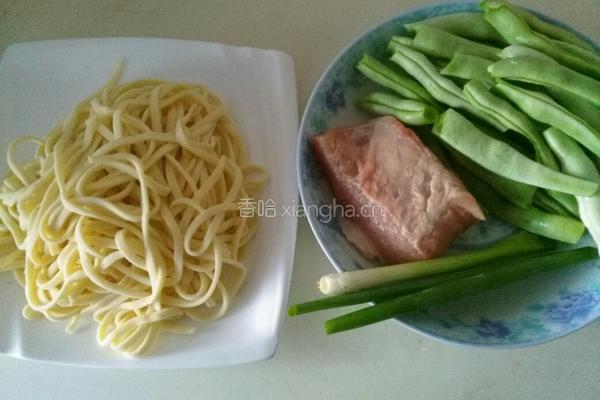 豆角焖面的做法图解1