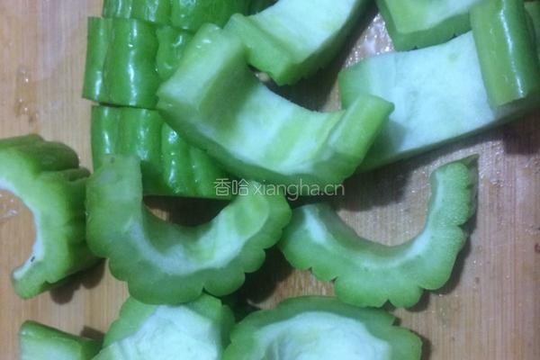 银耳苦瓜咸菜瘦肉汤的做法图解3
