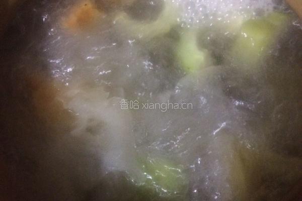 银耳苦瓜咸菜瘦肉汤的做法图解7