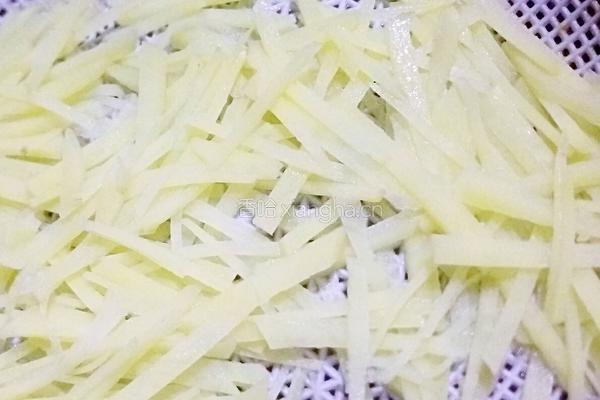 土豆炒火腿的做法图解3