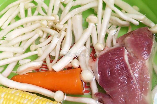 玉米萝卜瘦肉汤的做法图解1