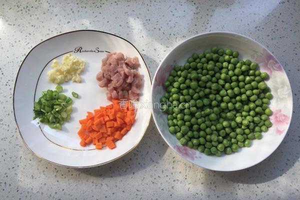 豌豆炒肉丁的做法图解1