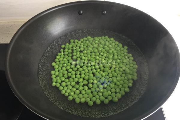 豌豆炒肉丁的做法图解3