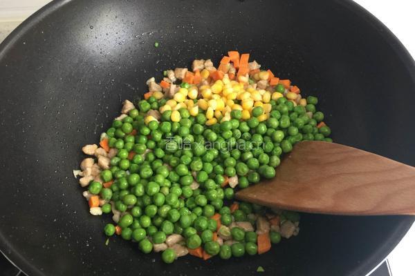 豌豆炒肉丁的做法图解5