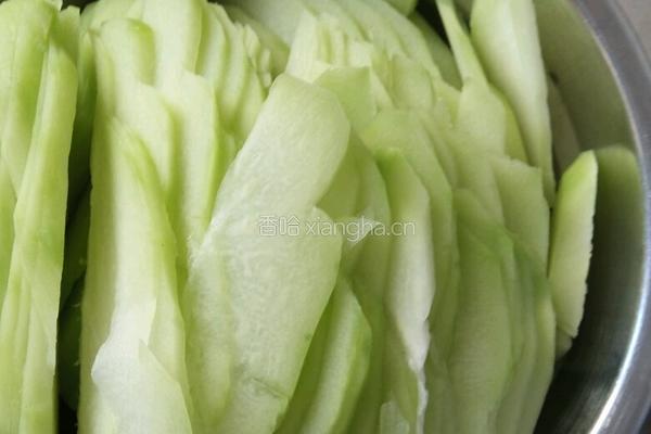 小虾皮煮佛手瓜的做法图解1