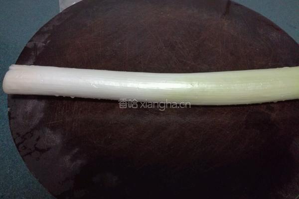 凉拌大葱 凉拌膳葱的做法图解1