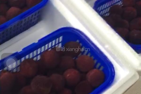 冰镇杨梅汤的做法图解1
