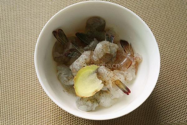 蒜蓉丝瓜鲜虾盅的做法图解2