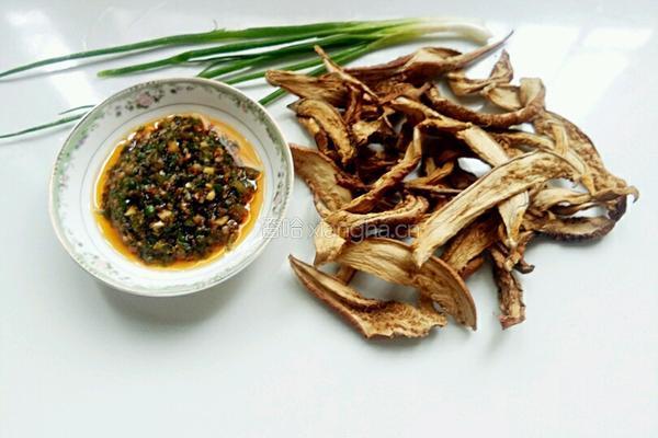 辣酱蒸茄干的做法图解1