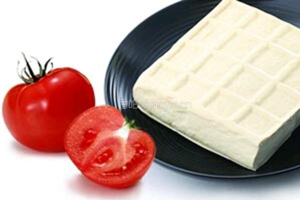 番茄炖豆腐的做法图解1