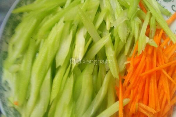 芹菜木耳的做法图解2