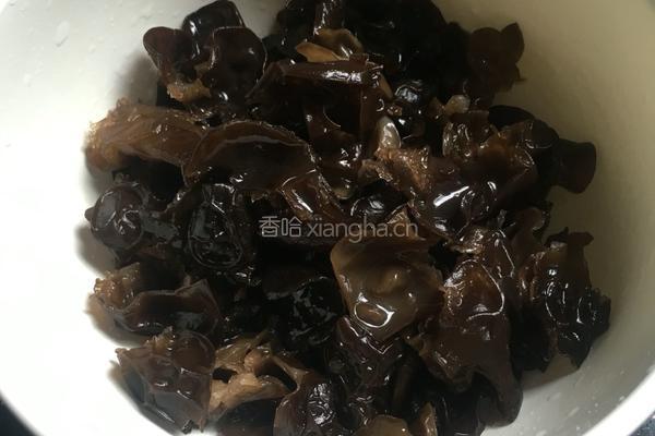 凉拌黑木耳的做法图解1