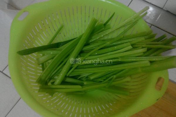 猪肉芹菜小笼包的做法图解3