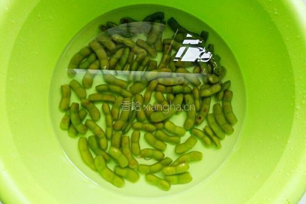 凉拌香辣毛豆的做法图解5