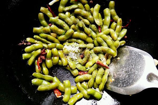 凉拌香辣毛豆的做法图解7