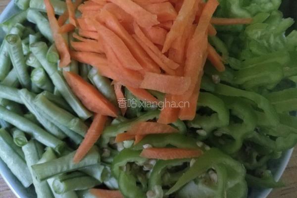 姜豆角炒火腿肠的做法图解1