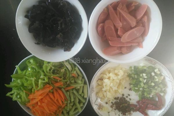 姜豆角炒火腿肠的做法图解3