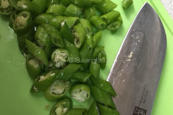 蚝油杭椒拌虾皮的做法图解3