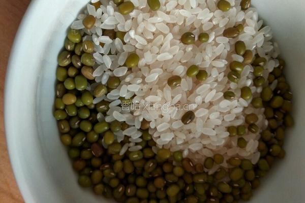 大米绿豆粥(高压锅)的做法图解1