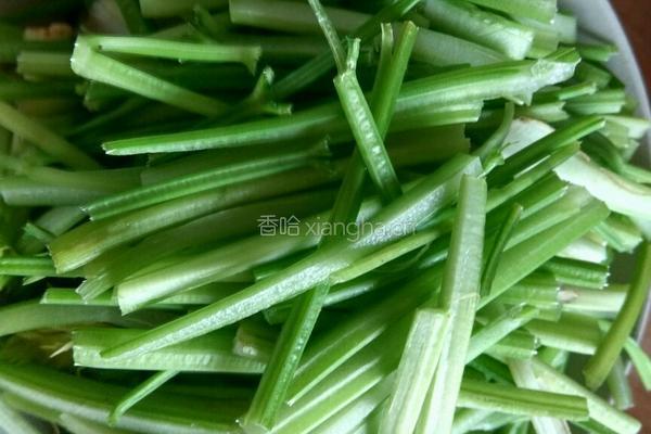 芹香素鸡的做法图解1