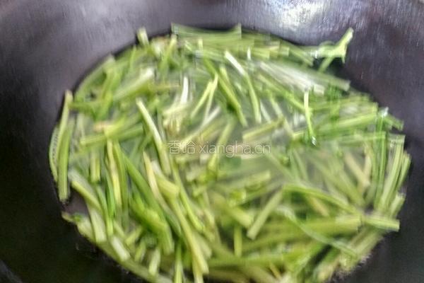芹香素鸡的做法图解2