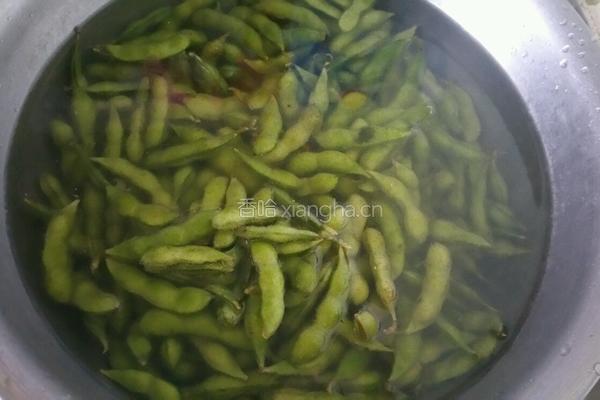 五香毛豆的做法图解1