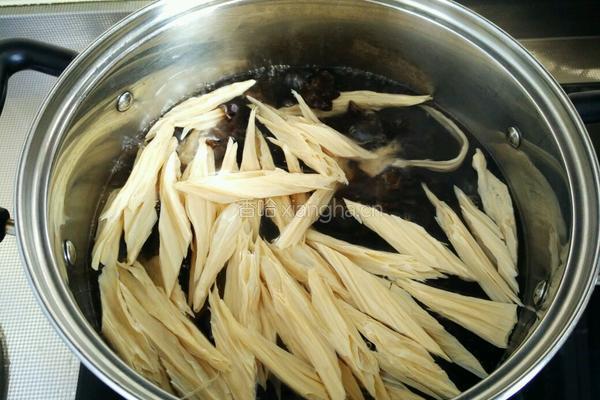 黄瓜木耳拌腐竹的做法图解3