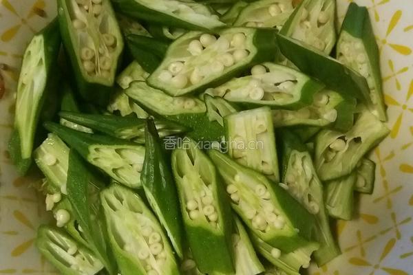 秋葵炒鸡蛋的做法图解1