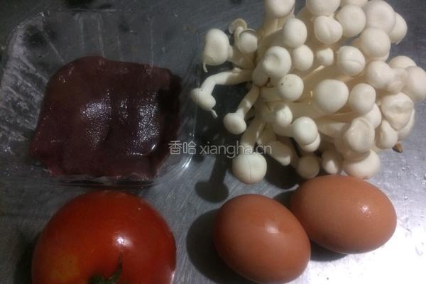 白玉菇猪肝番茄鸡蛋汤的做法图解1
