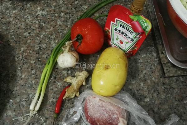 土豆番茄与猪肉组合的做法图解1