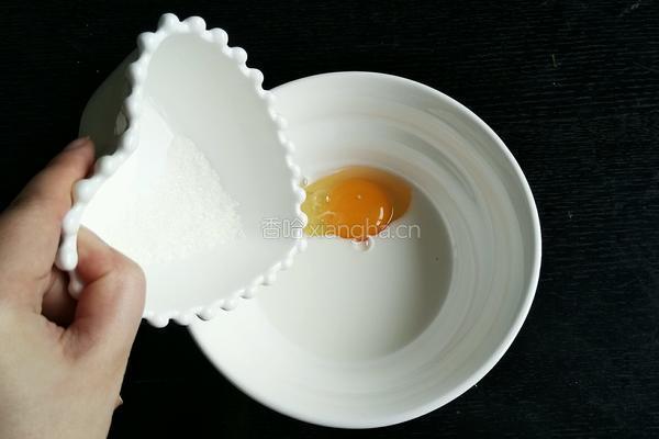 蛋奶烤面包布丁的做法图解2