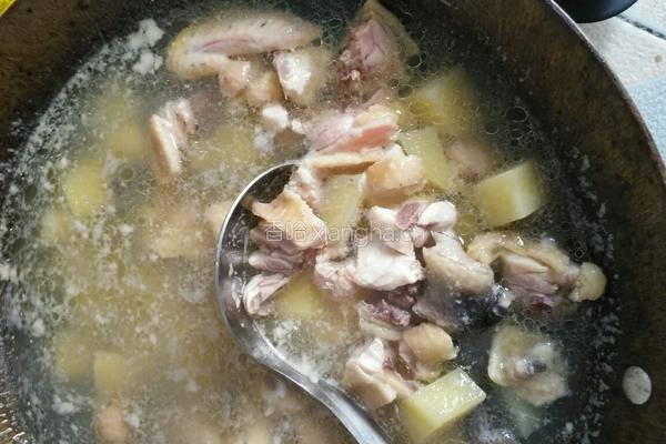 土豆烧鸡的做法图解1