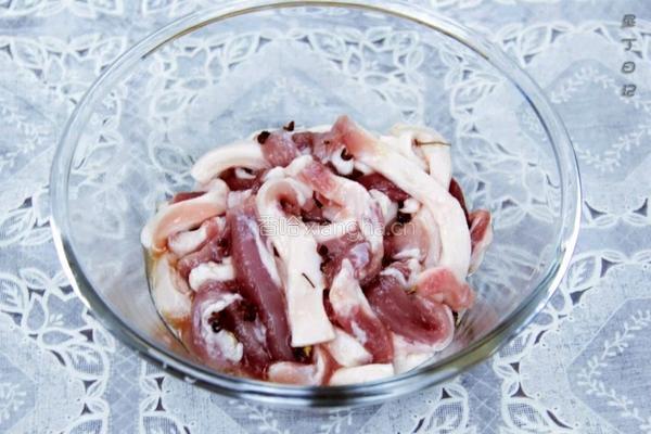 小酥肉蒸干豇豆的做法图解1