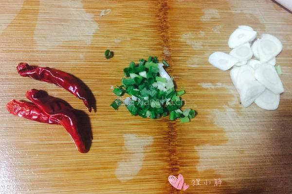 雪菜毛豆炒肉沫的做法图解6