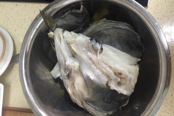 红烧蝶鱼头的做法图解1