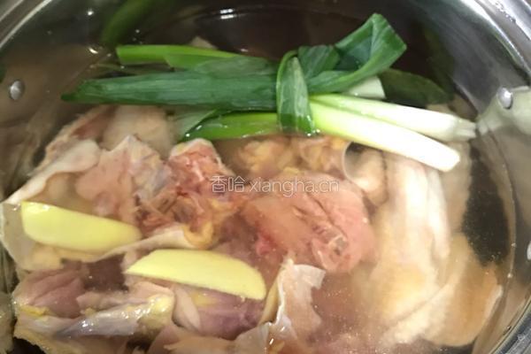 当归黄芪炖鸡的做法图解2