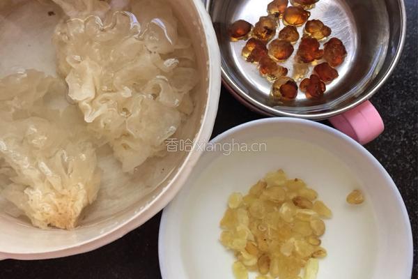 桃胶雪莲子银耳汤的做法图解1
