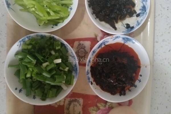 老干妈蛋炒土豆丝的做法图解1