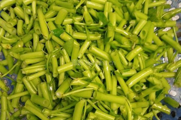 炒酸辣空心菜梗的做法图解1