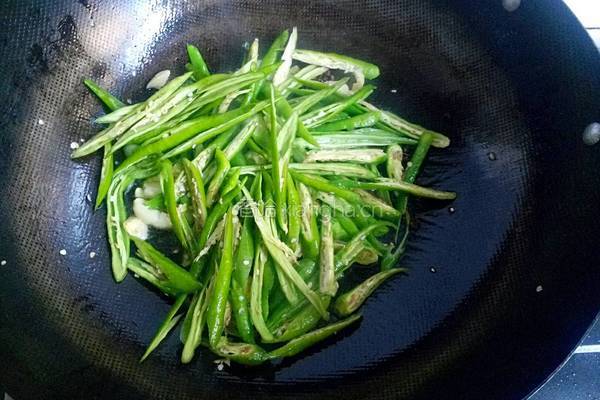 青椒炒红薯杆的做法图解4