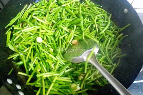 青椒炒红薯杆的做法图解6