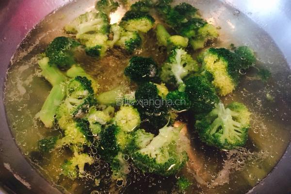 鸡胸肉炒西兰花的做法图解1