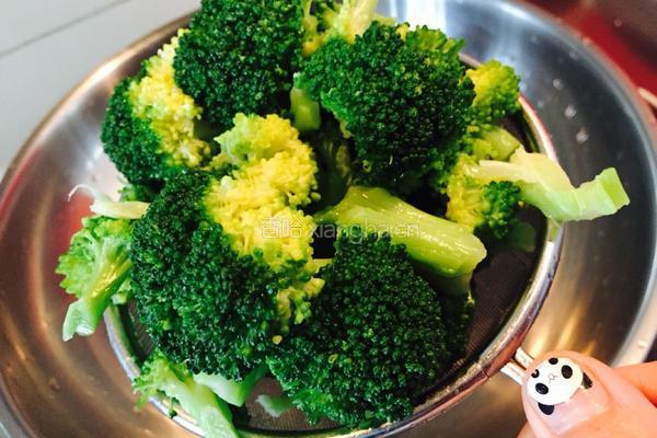 鸡胸肉炒西兰花的做法图解2
