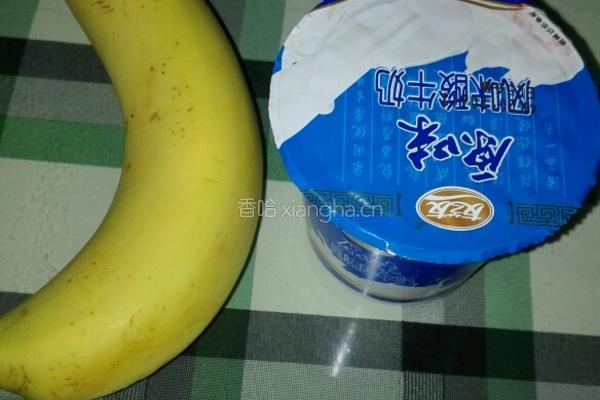 香蕉奶昔的做法图解1