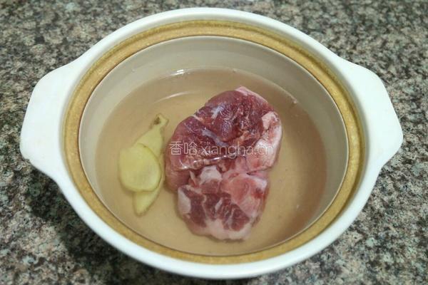 红萝卜玉米骨头汤的做法图解3